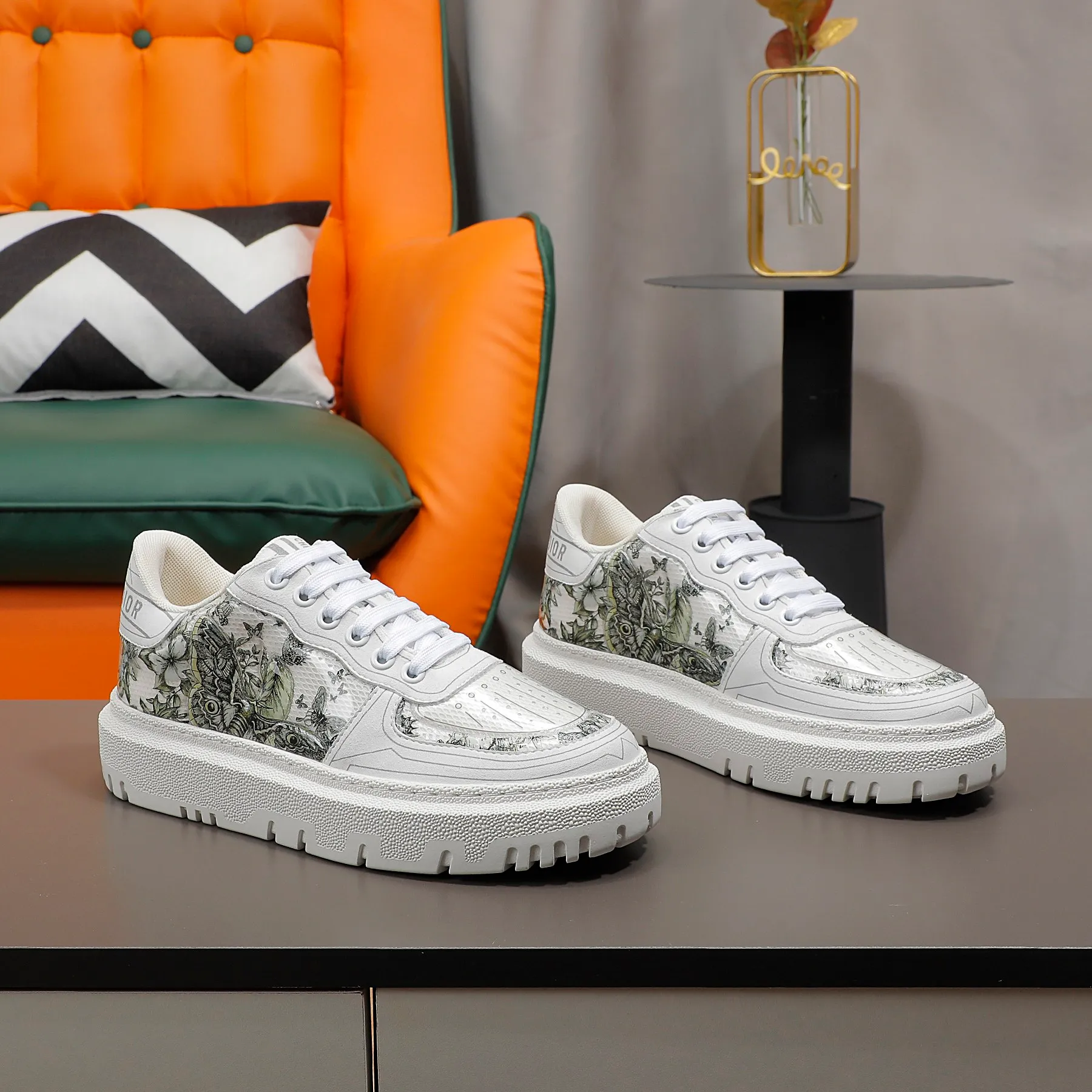 👟👟Ex-factory price 480👟👟 Dior's new casual white shoes, original mold opening, fabric: transparent film 3D printed petal butterfly, mold embossed concave and convex butterfly, laminated hot melt adhesive breathable mesh with first-layer cowhide➕breathable mesh lining. TPU evacuated outsole Injection latex sheepskin feet Color: red, blue, gray Code number 35-40 (41 can be customized)